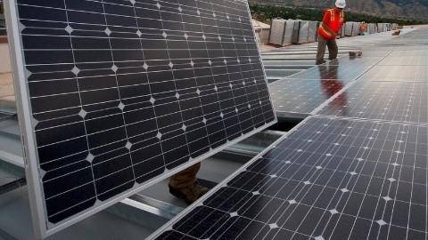 paneles_solares_en_industrias.jpg_186469708