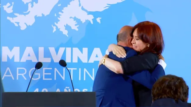 cristina-kirchner-y-el-diputado-aldo-leiva-malvinas-homenaje-congreso