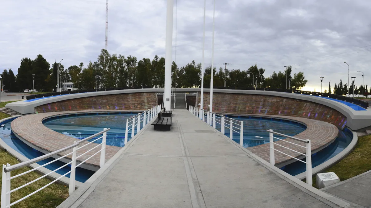 hoy-reinauguran-la-renovada-plaza-las-banderas