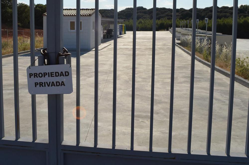 Punto limpio con cartel propiedad privada - copia