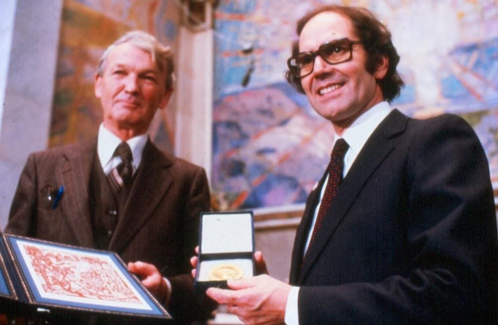 ESQUIVEL RECIBIENDO EL PREMIO - eh!