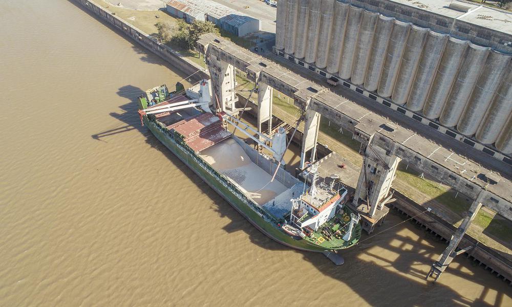 Carga-de-cereal-en-el-Puerto-de-Santa-Fe
