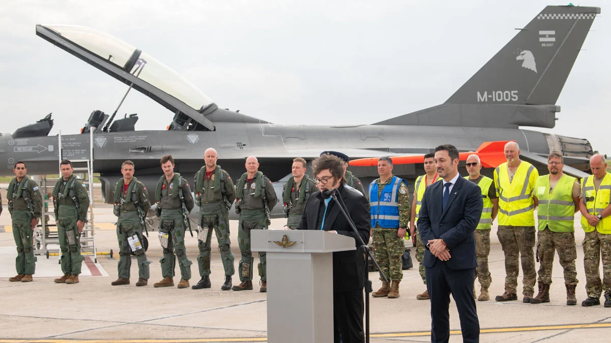 milei-petri-presentacion-f16-argentina