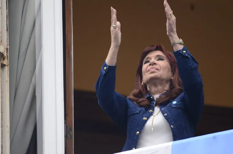 cfk-saludo-la-militancia-el-balcon-el-dia-la-lealtad-foto-mdz
