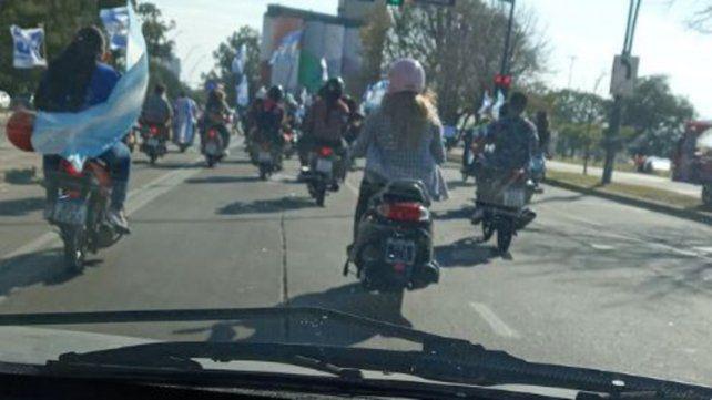 manifestantes-se-desplazaron-moto-y-auto-la-avenida-la-costa-delfradecarlos