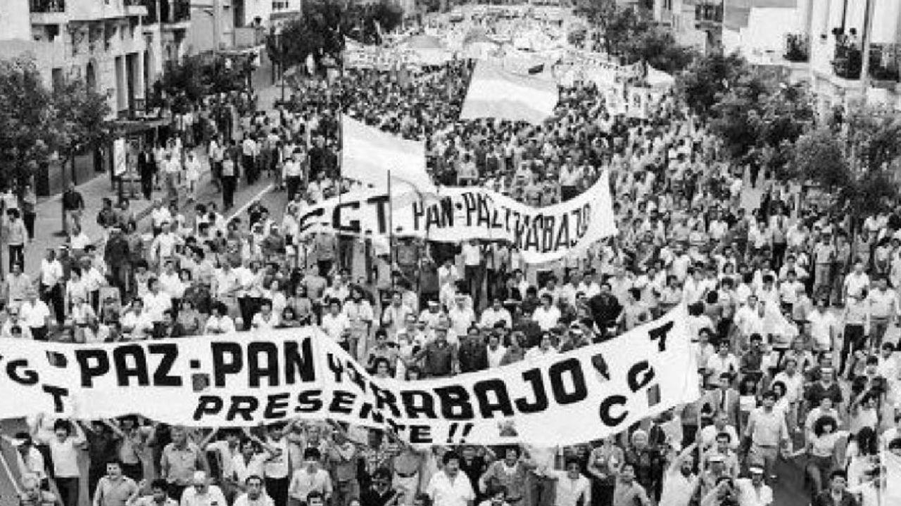 movilizacion-en-la-plaza-de-mayo-bajo-la-consigna-pan-paz-y-trabajo-20220330-1334458