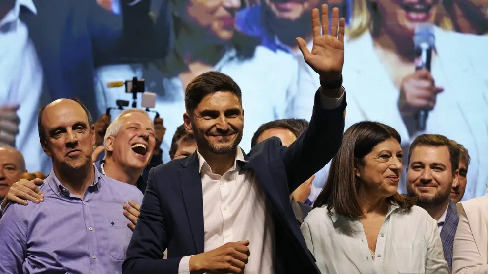 pullaro_ganador_mano_en_alto