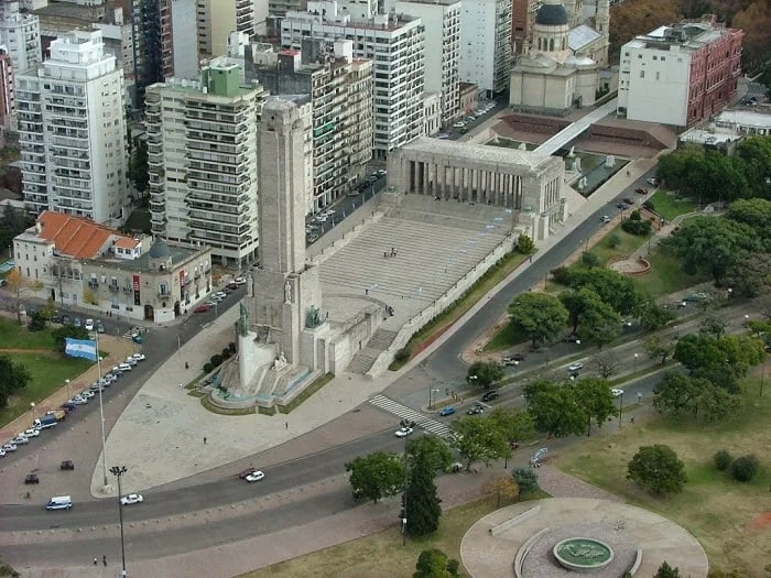 monumento-a-la-bandera-forma-de-barco