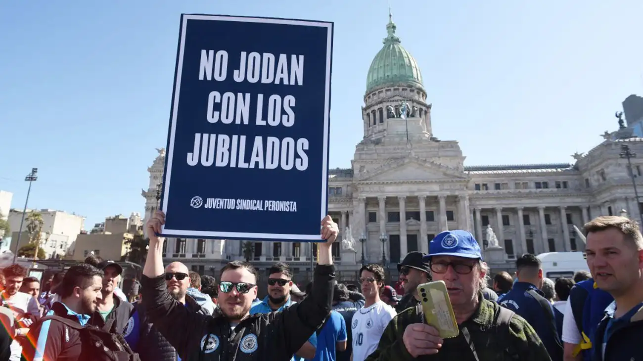 jubilados-se-manifiestan-fuera-del-congreso-1866736