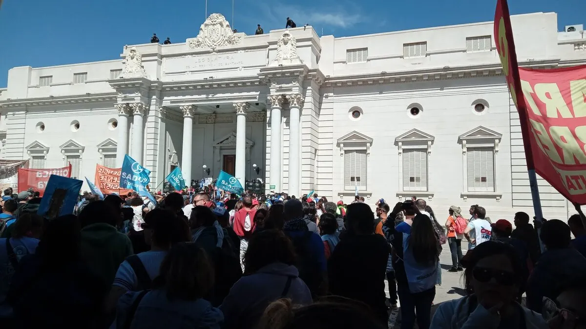 santa-fe-incidentes-diputados-aprobo-la-reforma-jubilatoria